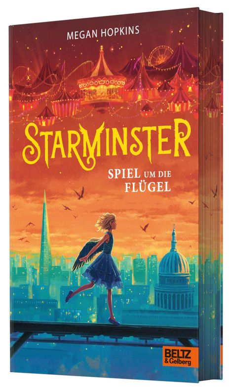 "STARMINESTER. SPIEL UM DIE FLÜGEL." Ein Mädchen mit Flügeln läuft über eine Stadt bei Sonnenuntergang.