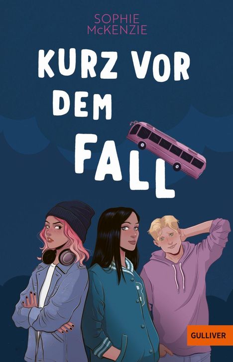 "SOPHIE McKENZIE. KURZ VOR DEM FALL. Gulliver-Logo. Illustration von drei jungen Personen, ein Bus oben rechts."