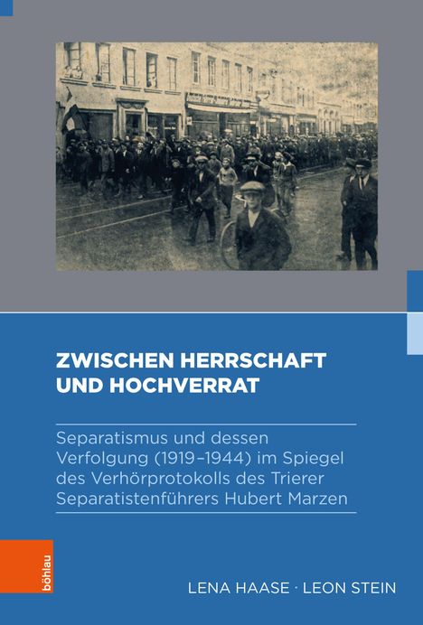 Der Titel lautet: "ZWISCHEN HERRSCHAFT UND HOCHVERRAT". Fotografie eines historischen Straßenzugs.