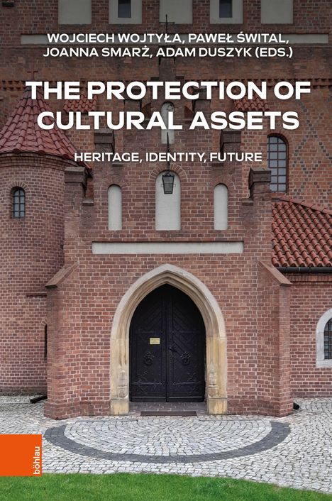 Texte: "WOJCIECH WOJTYŁA, PAWEŁ ŚWITAL, JOANNA SMARZ, ADAM DUSZYK (EDS.)", "THE PROTECTION OF CULTURAL ASSETS", "HERITAGE, IDENTITY, FUTURE". Historisches Gebäude mit Backsteinmauern und Bogentür.