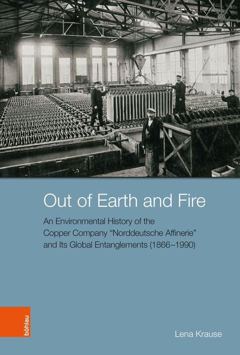 Text: "Out of Earth and Fire", "Lena Krause", über historische Kupferindustrie. Schwarz-Weiß-Foto einer Fabrikhalle mit Arbeitern.