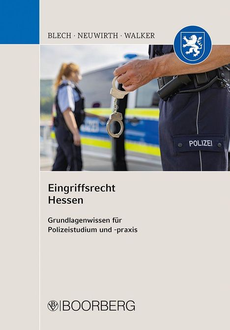 "Eingriffsrecht Hessen: Grundlagenwissen für Polizeistudium und -praxis." Zwei Polizisten vor einem Polizeiwagen.