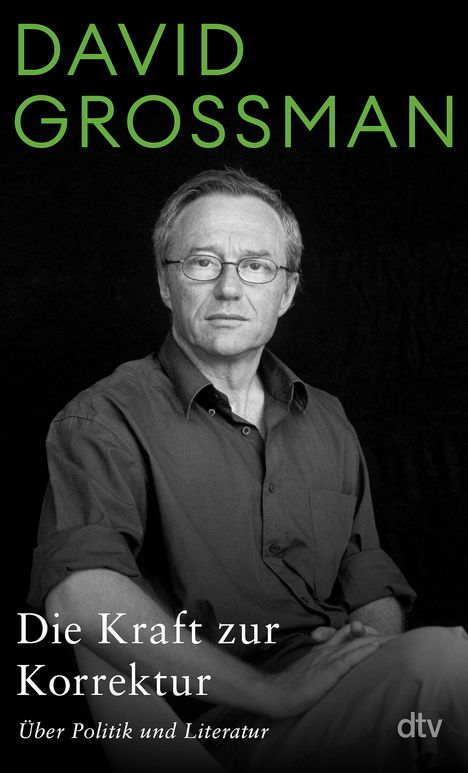"DAVID GROSSMAN. Die Kraft zur Korrektur. Über Politik und Literatur. Ein Mann in Hemd sitzt aufrecht."