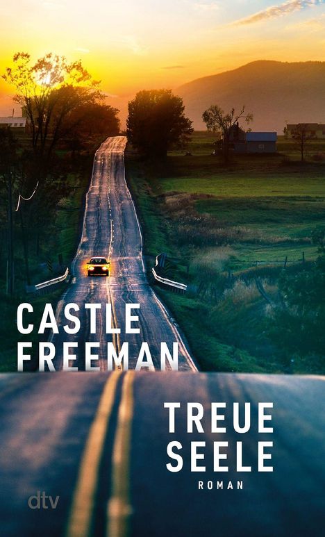 "CASTLE FREEMAN" "TREUE SEELE" "ROMAN". Eine Straße führt zu einem Auto im Sonnenuntergang, umgeben von Landschaft.