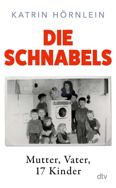 „Katrin Hörnlein, DIE SCHNABELS, Mutter, Vater, 17 Kinder.“ Schwarz-weiß-Foto: Familie um eine Waschmaschine. Dtv-Logo.