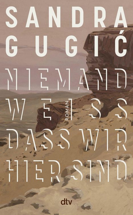 „Sandra Gugic, Niemand weiß, dass wir hier sind, Roman, dtv.“ Hintergrund zeigt eine karge Landschaft mit felsigen Klippen.