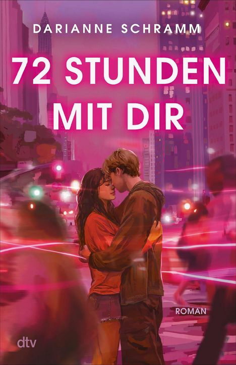 „72 Stunden mit dir“ von Darianne Schramm. Ein Paar umarmt sich romantisch in einer belebten, rosafarbenen Stadt.