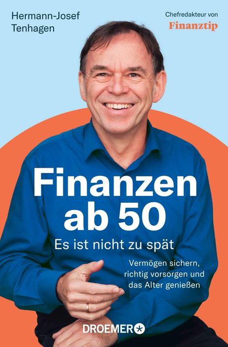 Text: "Finanzen ab 50 - Es ist nicht zu spät." Ein lächelnder Mann im blauen Hemd vor einem zweifarbigen Hintergrund.