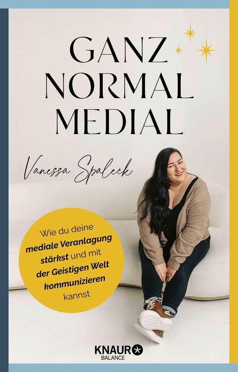 Titel: "GANZ NORMAL MEDIAL". Autor: Vanessa Spaleck. Frau auf Sofa, lächelt.