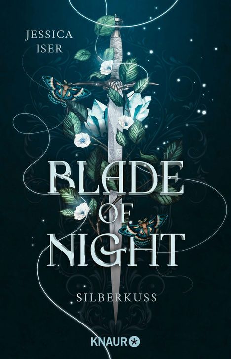 „BLADE OF NIGHT: SILBERKUSS“ steht über einem Schwert mit Blättern und Schmetterlingen. Von Jessica Iser.