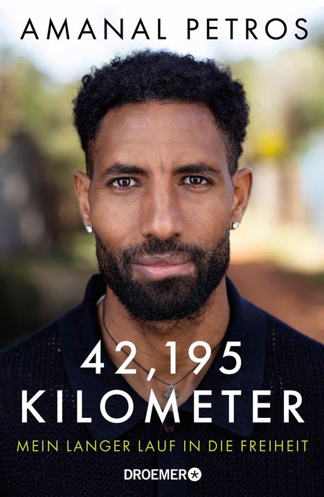 "Amanal Petros. 42,195 Kilometer. Mein langer Lauf in die Freiheit. DROEMER" Ein Mann mit ernstem Blick im Hintergrund.