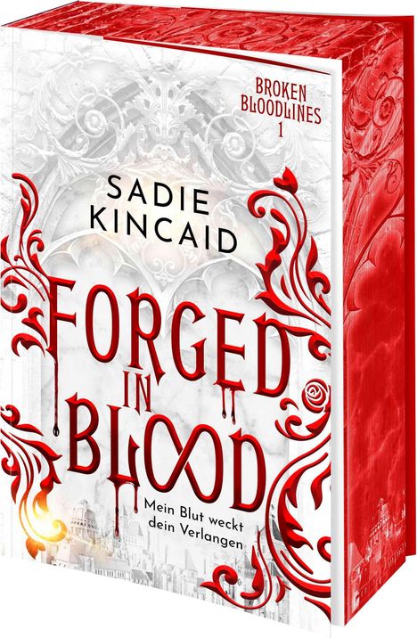 Text: "Sadie Kincaid, Forged in Blood, Mein Blut weckt dein Verlangen." Ornamentale Muster mit roten Verzierungen.