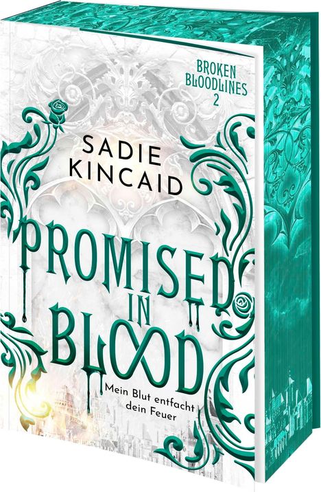 "Promised in Blood" von Sadie Kincaid, Broken Bloodlines 2. Verschnörkelte grüne Verzierungen auf hellem Hintergrund.