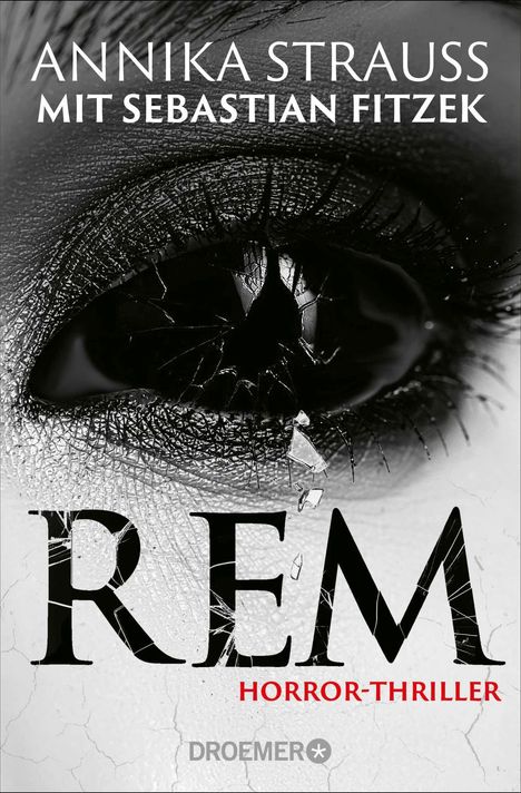 "ANNIKA STRAUSS MIT SEBASTIAN FITZEK. REM: Horror-Thriller. Ein Auge mit rissiger Oberfläche und herabfallenden Glassplittern."