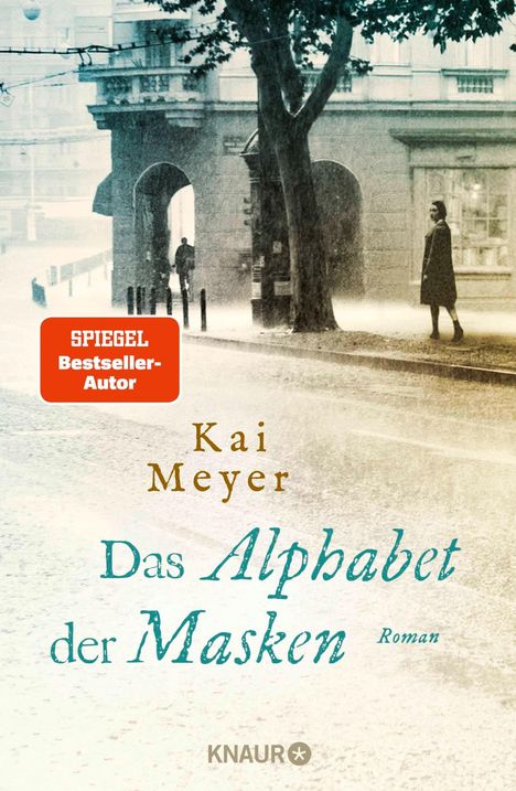 „SPIEGEL Bestseller-Autor“, „Kai Meyer“, „Das Alphabet der Masken“, „Roman“, „KNAUR*“. Mensch im Regen unter Bäumen.