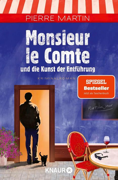 „Monsieur le Comte und die Kunst der Entführung“. Roter Banner, Mann im Türrahmen. Tisch mit Weinglas und Brille.