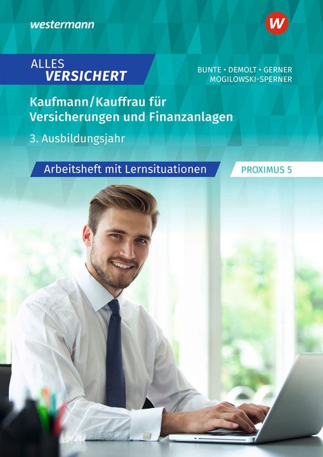 "Alles Versichert", Ausbildung Versicherung, 3. Jahr, Arbeitsheft. Person lächelt am Laptop, trägt Hemd und Krawatte.
