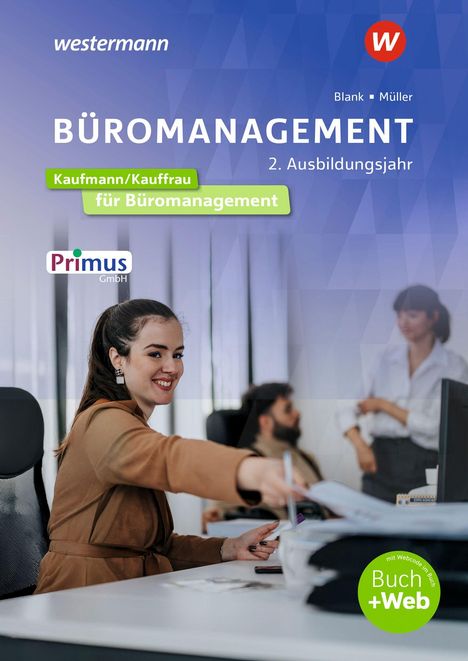 Text: Westermann, BÜROMANAGEMENT, Kaufmann/Kauffrau, Primus GmbH, Buch+Web. Eine junge Frau im Büro reicht etwas weiter.