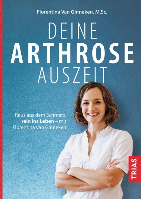 "DEINE ARTHROSE AUSZEIT. Raus aus dem Schmerz, rein ins Leben." Frau in weißem Hemd, lächelnd, vor blauem Hintergrund.