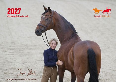 2027, #reitezudeinerfreude, Ingrid Klimke Logo. Eine lächelnde Frau steht neben einem großen braunen Pferd auf Sand.