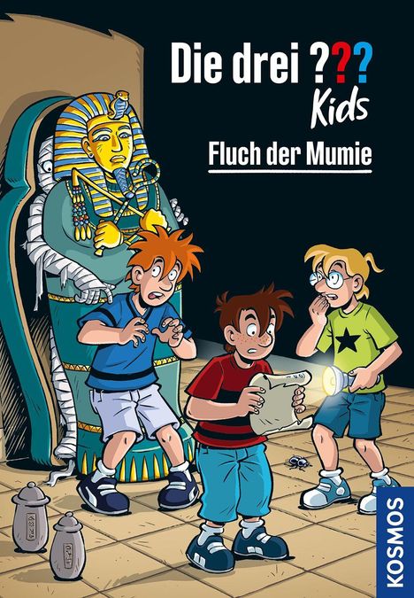"Die drei ??? Kids: Fluch der Mumie". Drei Jungen in einem Grab, eine Mumie im Hintergrund, Taschenlampe, Schriftrolle.