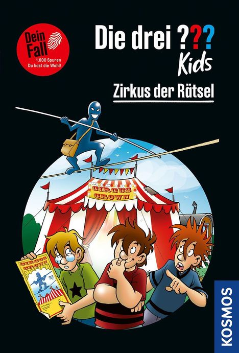 „Die drei ??? Kids: Zirkus der Rätsel“ zeigt drei Jungen vor einem Zirkuszelt. Ein blauer Akrobat balanciert oben auf einem Seil.