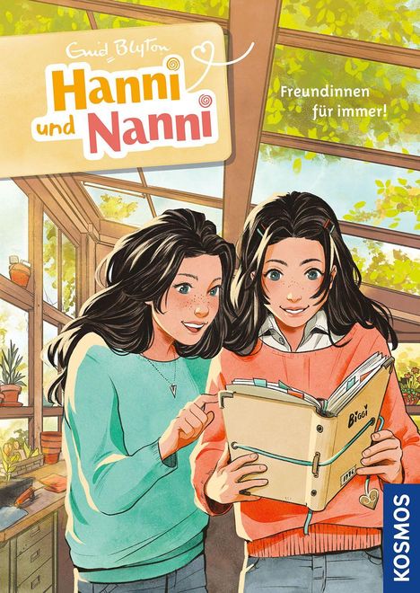 "Hanni und Nanni", "Freundinnen für immer!". Zwei Mädchen schauen in einen Ordner. Eine Illustration mit sonnigem Fenster.