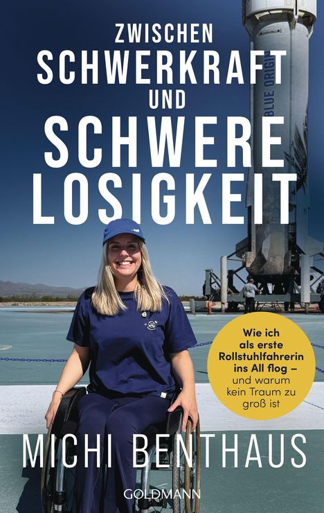 "Zwischen Schwerkraft und Schwerelosigkeit" steht als Titel. Eine Frau im Rollstuhl lächelt vor einer Rakete.