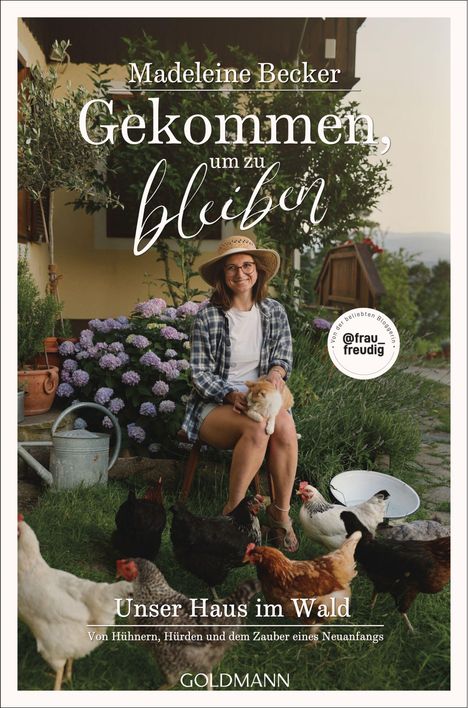Buchtitel "Gekommen, um zu bleiben" von Madeleine Becker. Frau sitzt mit Katze, umgeben von Hühnern, im Garten.