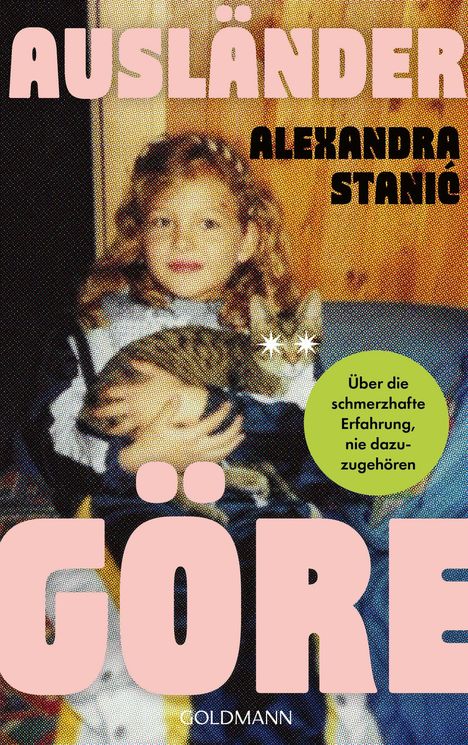 „Über die schmerzhafte Erfahrung, nie dazuzugehören.“ Ein Kind mit Locken hält eine Katze im Arm.