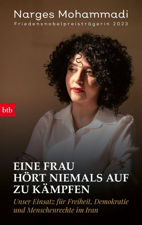 Narges Mohammadi, Friedensnobelpreisträgerin 2023. Titel: Eine Frau hört niemals auf zu kämpfen. Frau mit dunklen Locken im Licht.