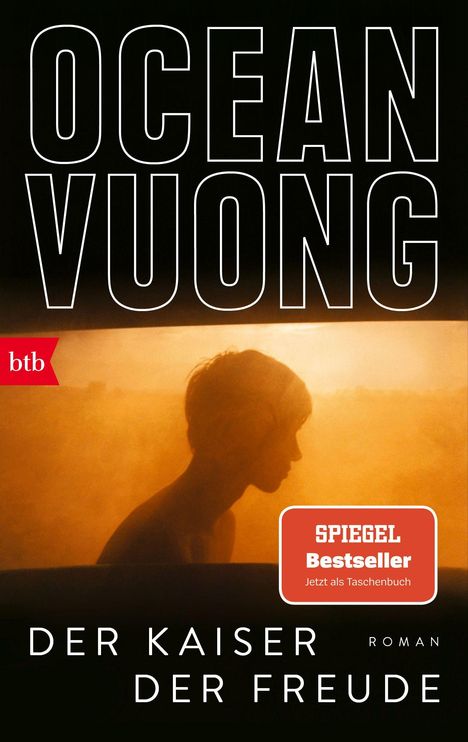 "OCEAN VUONG", "DER KAISER DER FREUDE", "SPIEGEL Bestseller". Silhouette eines Menschen in orangefarbenem Licht.