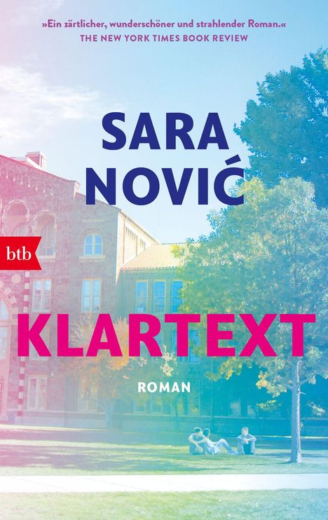 Oben: Zitat "Ein zärtlicher, wunderschöner und strahlender Roman." Darunter: Titel "KLARTEXT", Name "SARA NOVIĆ". Im Hintergrund ein Gebäude.