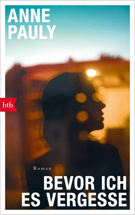 „Anne Pauly. Bevor ich es vergesse. Roman.“ Silhouette einer Frau vor verschwommenem Licht.