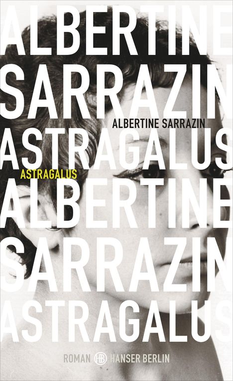 „Albertine Sarrazin Astragalus“, Porträt einer Frau im Hintergrund, teils verdeckt durch großen Text.
