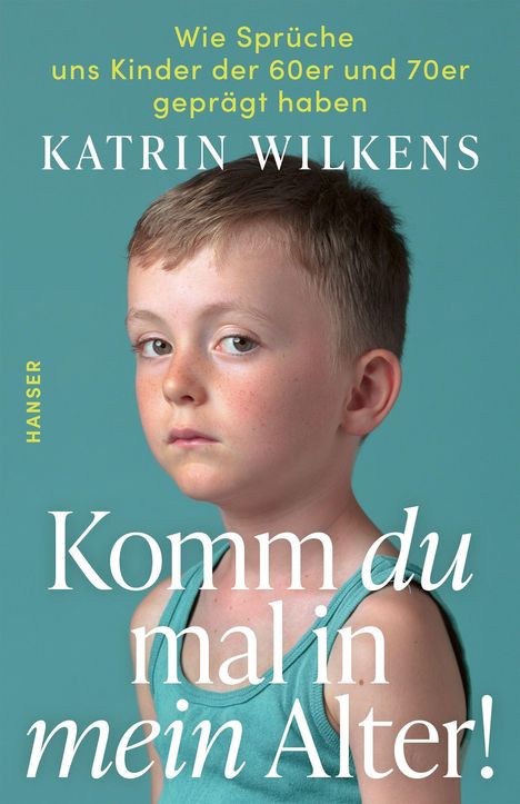 „Komm du mal in mein Alter!“ von Katrin Wilkens. Ein Kind vor hellblauem Hintergrund.