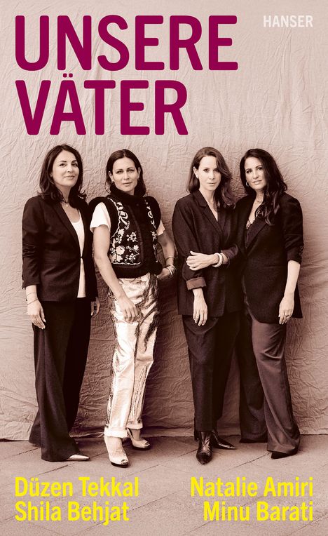 "UNSERE VÄTER" oben in großen Buchstaben, vier Frauen dicht nebeneinander, elegant gekleidet, neutrale Hintergrundfarbe.