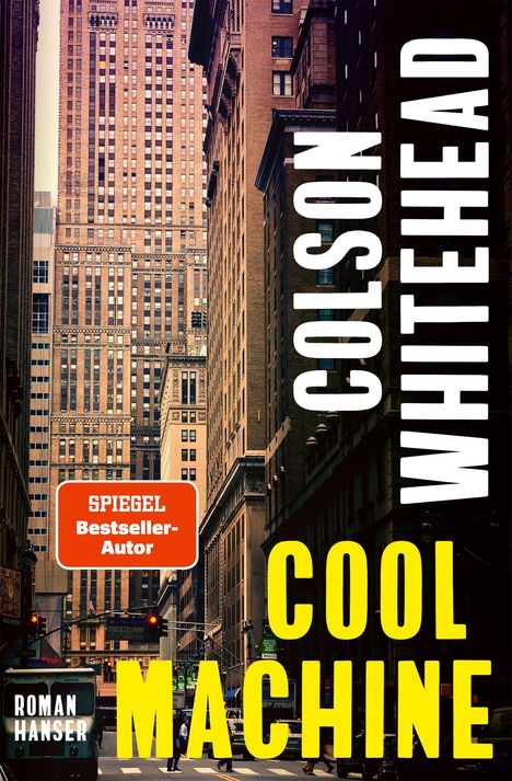 "COOL MACHINE" in Gelb, daneben "COLSON WHITEHEAD" vertikal. Unten "ROMAN HANSER". Hintergrund: Stadtstraße mit hohen Gebäuden.