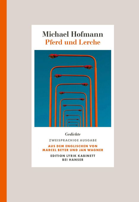Michael Hofmann, Pferd und Lerche, Gedichte. Zweisprachige Ausgabe, übersetzt von Marcel Beyer und Jan Wagner. Cover: orangene Straßenlaternen vor blauem Himmel in perspektivischer Anordnung, mit orangefarbenem Streifen links.