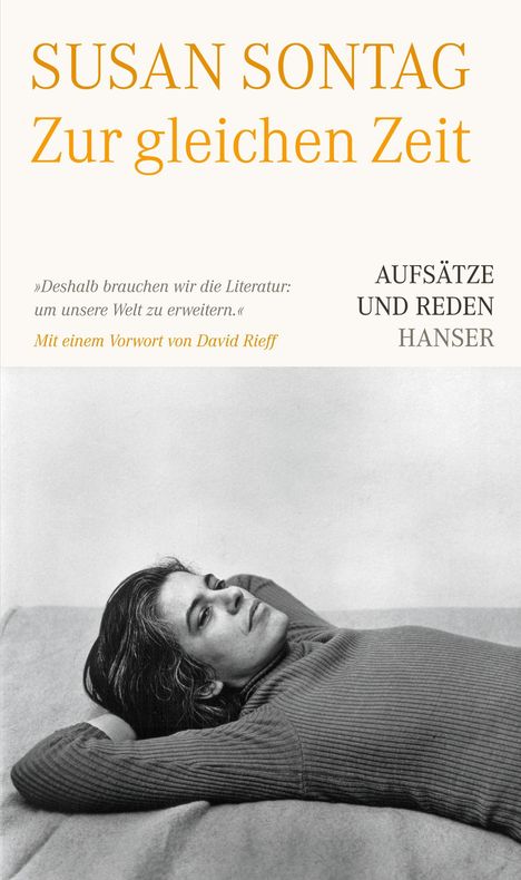 „Susan Sontag: Zur gleichen Zeit, Aufsätze und Reden, Hanser.“ Eine Frau liegt entspannt mit den Händen hinter dem Kopf.