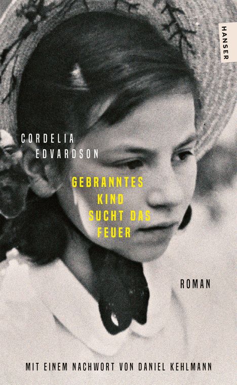 COVERDESIGN: "CORDALIA EDVARDSON GEBRANNTES KIND SUCHT DAS FEUER - ROMAN". Schwarz-Weiß-Foto eines Kindes mit Hut.