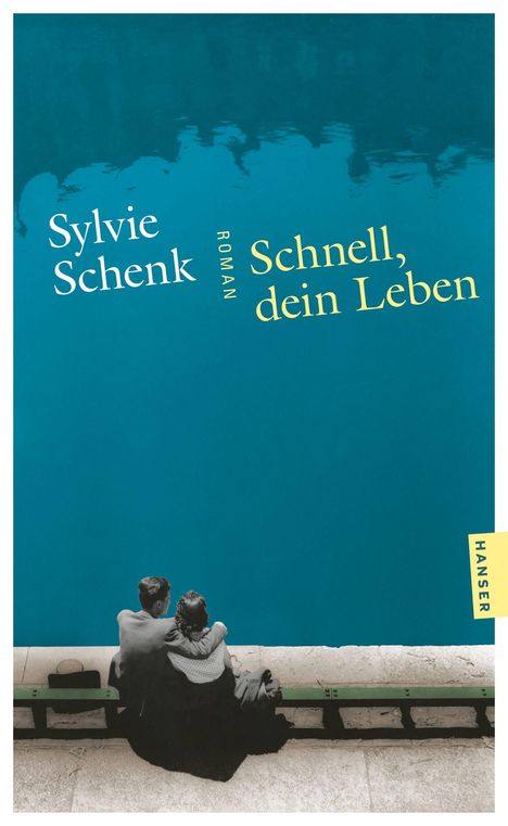 Text: Sylvie Schenk, Roman, Schnell, dein Leben, Hanser. Zwei Menschen sitzen an einem Gewässer auf einer Bank.
