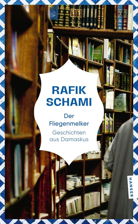 Ein Buchcover mit dem Text: "RAIK SCHAMI, Der Fliegenmelker, Geschichten aus Damaskus". Im Hintergrund Bücherregale.