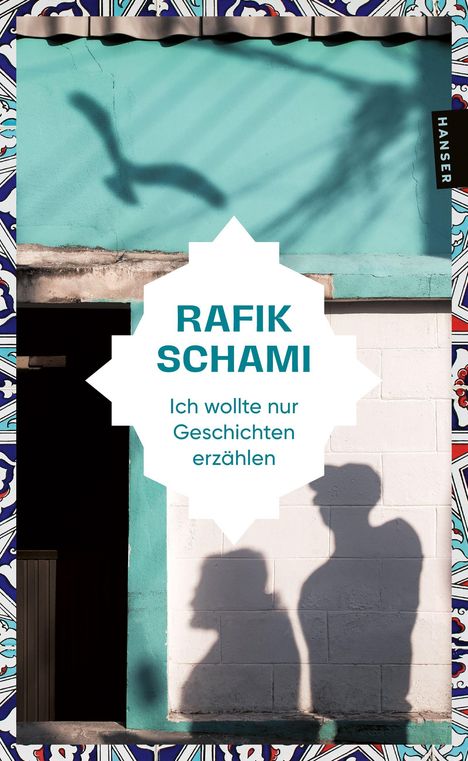 "RAFIK SCHAMI Ich wollte nur Geschichten erzählen." Zwei Schatten auf einer türkisfarbenen Wand mit ornamentaler Umrahmung.