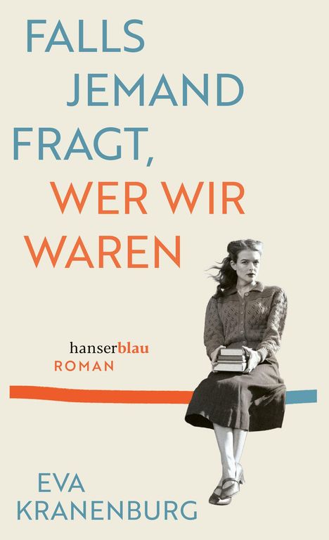 "FALLS JEMAND FRAGT, WER WIR WAREN" in großen Buchstaben, darunter "hanserblau ROMAN". Schwarz-weiß-Foto einer Frau mit Büchern.