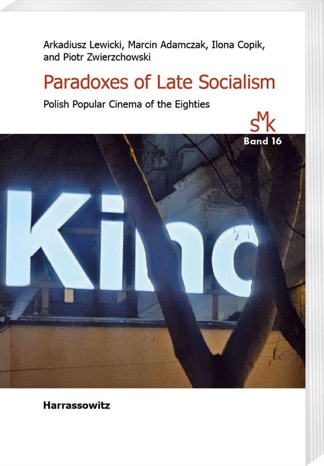 "Paradoxes of Late Socialism" mit Baum und leuchtendem Schriftzug im Hintergrund.