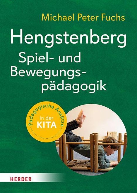 Hengstenberg: Spiel- und Bewegungspädagogik. Pädagogische Ansätze in der KITA. Bild: Kind spielt auf Holzkonstruktion.