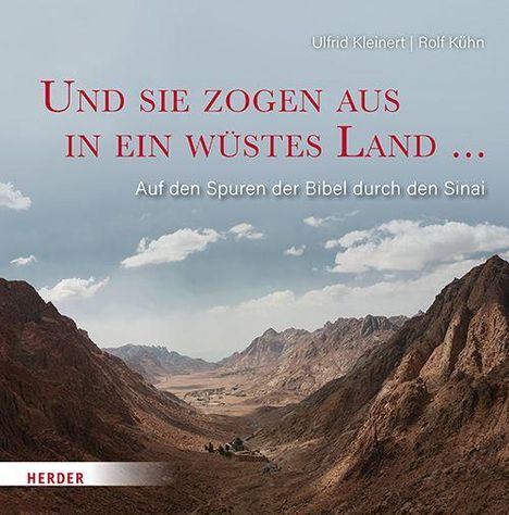 Text oben: "Ulfrid Kleinert | Rolf Kühn".  
Text Mitte: "Und sie zogen aus in ein wüstes Land ...". 
Text unten: "Auf den Spuren der Bibel durch den Sinai". 
Berglandschaft mit Wolken.