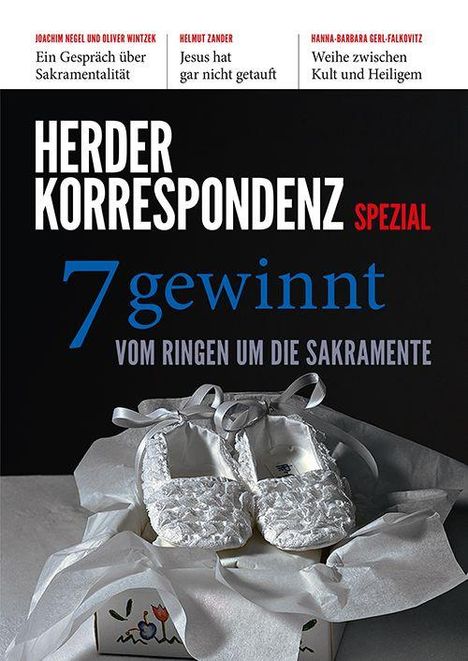 "7 gewinnt - Vom Ringen um die Sakramente" in Weiß und Blau, darunter Babyschühchen in Seidenpapier.