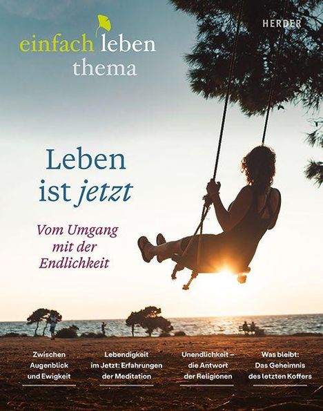 "Leben ist jetzt. Vom Umgang mit der Endlichkeit." Frau schaukelt vor Meer und Bäumen.